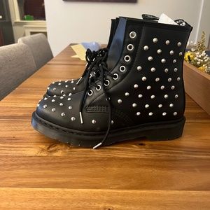 1460 STUD WANAMA LEATHER LACE UP BOOTS